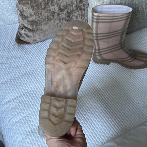 Burberry pink rain boots - Picture 3 of 3